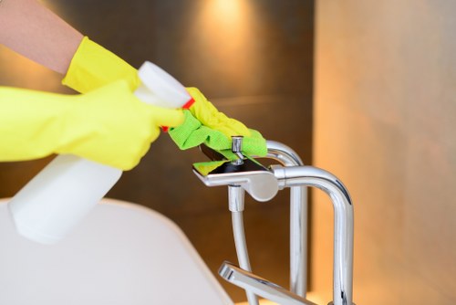 Professional carpet cleaning service in an E14 home with a clean living room carpet