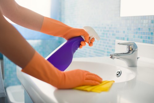 Cleaner preparing a tidy and fresh home in the E14 area